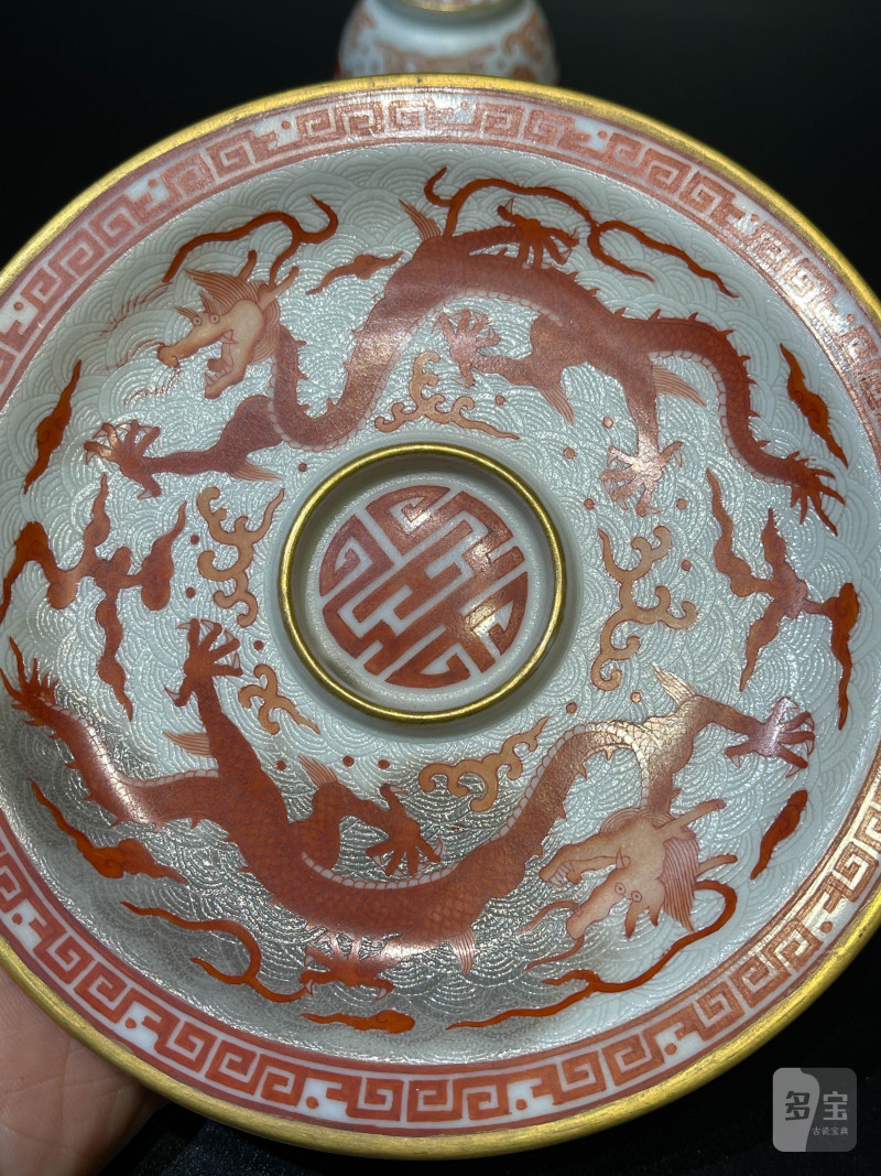 清乾隆 白地轧道海水矾红云龙纹杯盏 - 图11